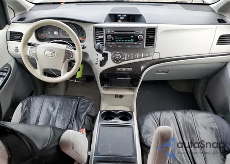 2013 Toyota Sienna Le z USA, uszkodzony, nr VIN 5TDKK3DC0DS295953